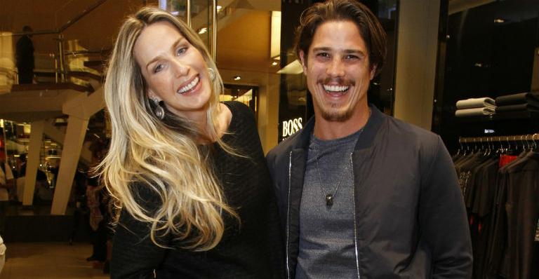 Mariana Weickert e Rômulo Neto prestigiam encontro fashion no Rio