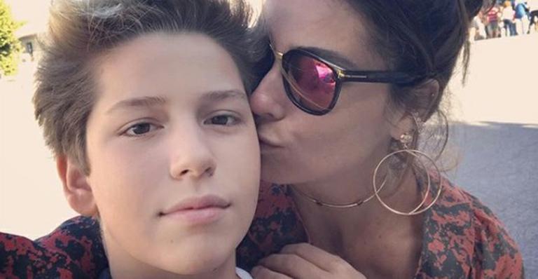 Giovanna Antonelli paparica o filho, Pietro, durante viagem em Portugal