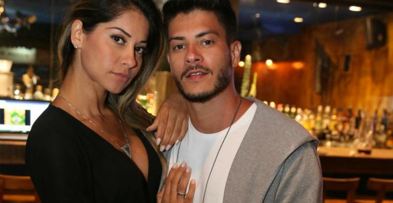 Mayra Cardi exibe aliança de noivado em jantar no Rio de Janeiro