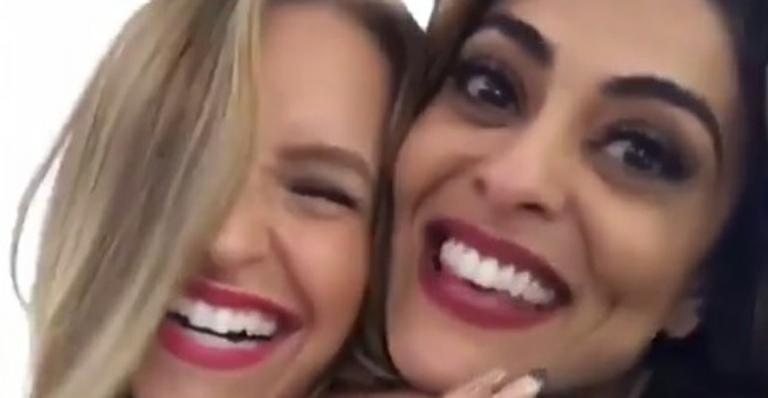 Carla Diaz se diverte com Juliana Paes nos bastidores de ‘A Força do Querer’
