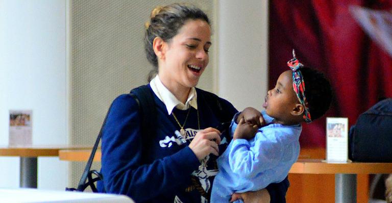 Leandra Leal faz raríssima aparição com a filha em aeroporto