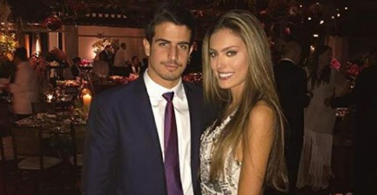 Enzo Celulari fotografa a namorada só de biquíni tomando sol em luxuoso hotel