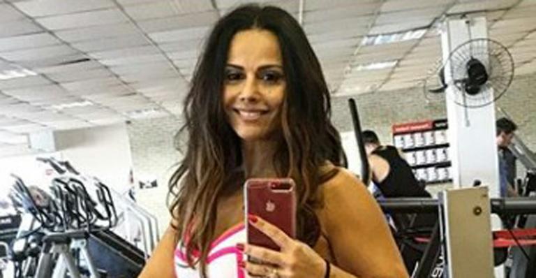Após separação, Viviane Araújo exibe cinturinha fina e corpão malhado em academia