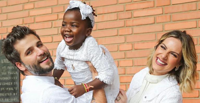 Giovanna Ewbank mostra a filha, Titi, com maiô estiloso e óculos de sol: “Não aguento tanta pose”