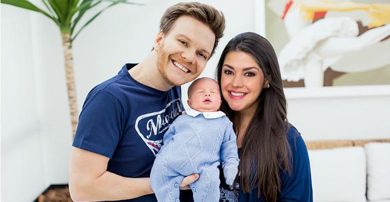 Michel Teló e Thais Fersoza apresentam o filho, Teodoro