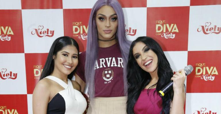 Thaynara OG, Pabllo Vittar e Boca Rosa roubam a cena em feira de beleza