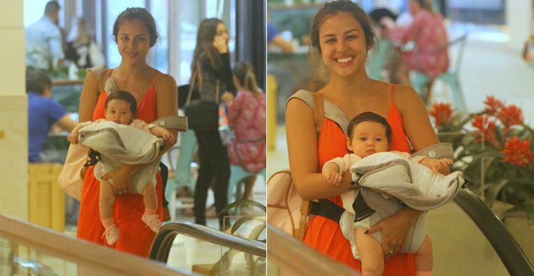Yanna Lavigne curte passeio com a filha no Rio