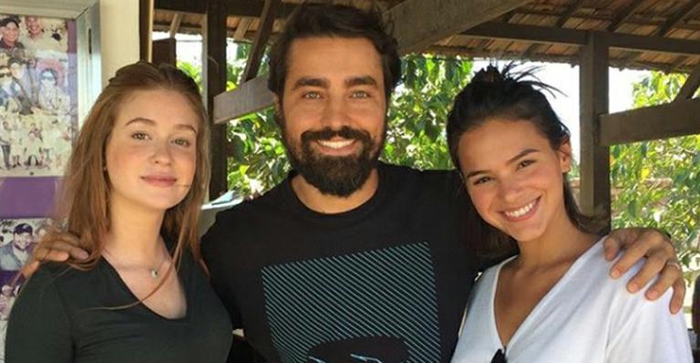 Ricardo Pereira posa com Marina Ruy Barbosa e Bruna Marquezine em bastidor de nova novela