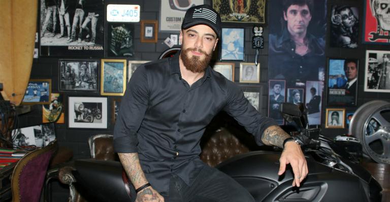Felipe Titto inaugura estúdio de tatuagem em São Paulo