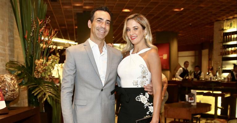 Noivos, César Tralli e Ticiane Pinheiro prestigiam evento do bem
