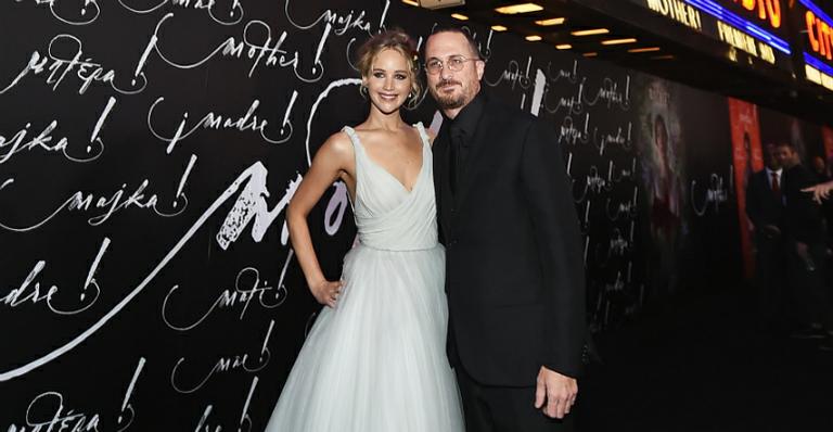 Jennifer Lawrence e o namorado, Darren Aronofsky, posam juntos em pré-estreia
