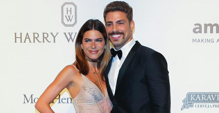 Mariana Goldfarb, namorada de Cauã Reymond, posa com biquininho e impressiona fãs