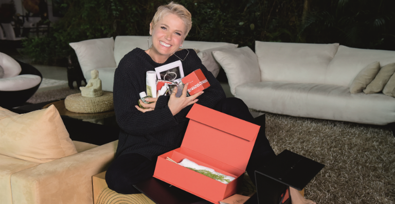Xuxa Meneghel recebe mimos