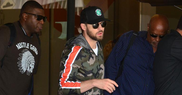 Justin Timberlake chega ao Rio de Janeiro e posa com os fãs