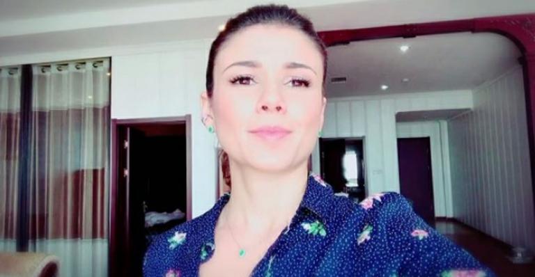 Só de biquíni, Paula Fernandes curte piscina e mostra famosa cinturinha