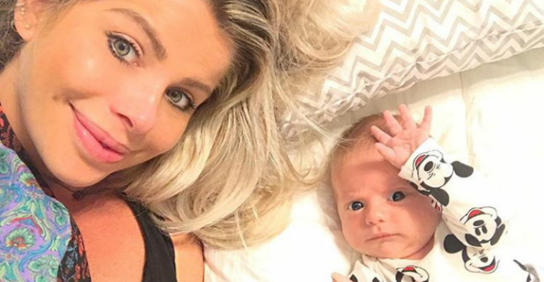 Karina Bacchi faz depoimento sincero sobre maternidade: “Nem tudo é calmaria”
