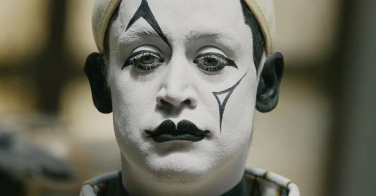 Macaulay Culkin se torna palhaço macabro em nova campanha da Kenzo