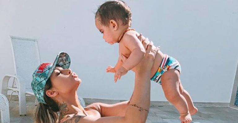 Kelly Key se diverte com o filho de 7 meses na piscina: “Meu peixinho”
