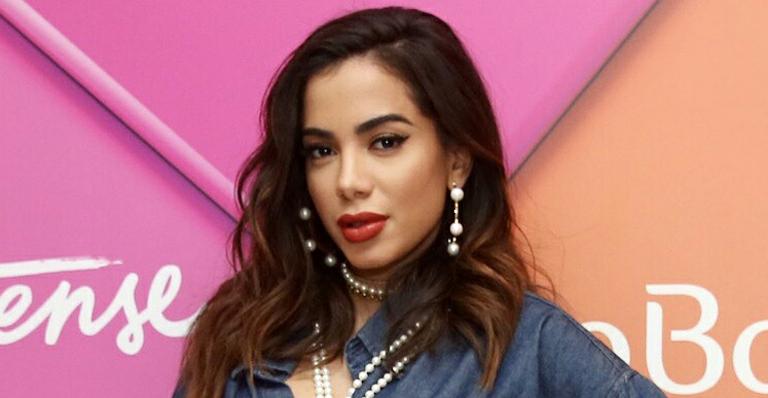 Anitta troca aliança com o namorado, Thiago Magalhães
