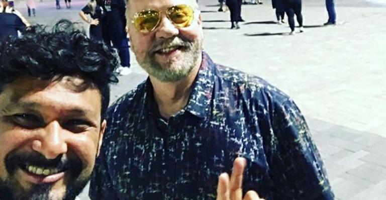 Luiz Fernando Guimarães curte show com o marido