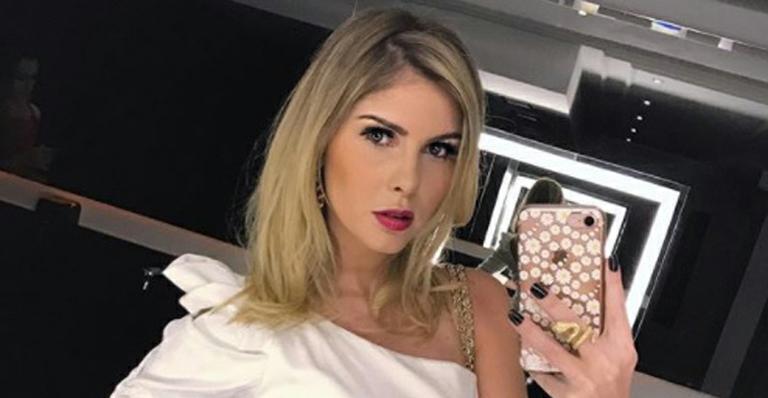 Bárbara Evans posa de biquíni após perder 7kg e impressiona fãs