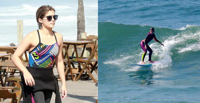 Isabella Santoni faz aula de surfe em praia no Rio de Janeiro