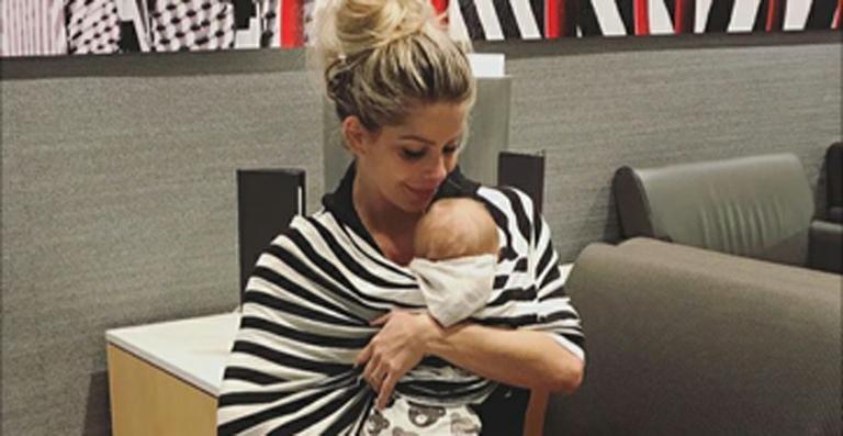 Karina Bacchi embarca com o filho para o Brasil