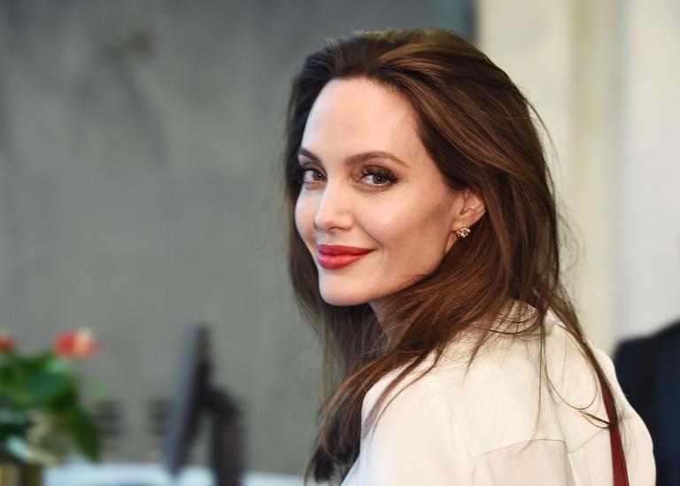 Angelina Jolie tira filhos da escola para “minimizar diferenças culturais”