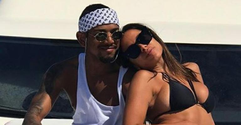 De biquíni fio dental, Anitta curte dia de folga com Nego do Borel em alto mar