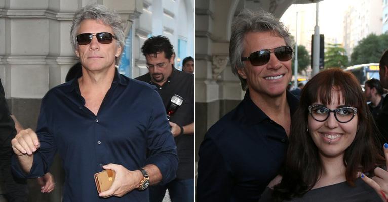 Jon Bon Jovi anda pelas ruas do Rio e faz a alegria dos fãs ao posar para fotos