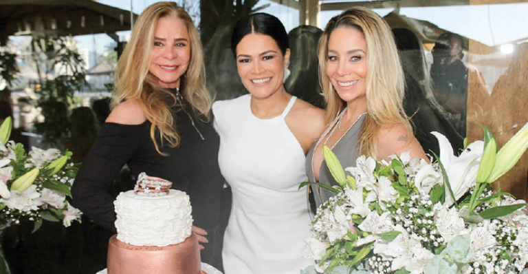 Rosa Leal festeja seu aniversário entre amigas