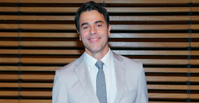 Claudio Lins estreia musical da Bossa Nova e lembra encontro com Tom Jobim: “Eu tremia mesmo”