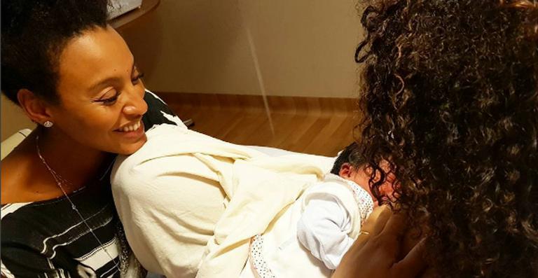 Sheron Menezzes visita Yolanda, filha de Juliana Alves