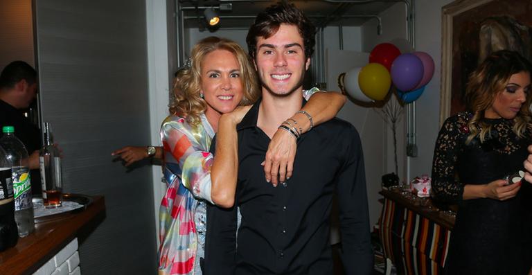Hortência ganha festa surpresa em seu aniversário