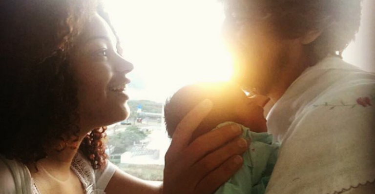 Em casa, Juliana Alves posa com a filha recém-nascida: “Momento de luz”