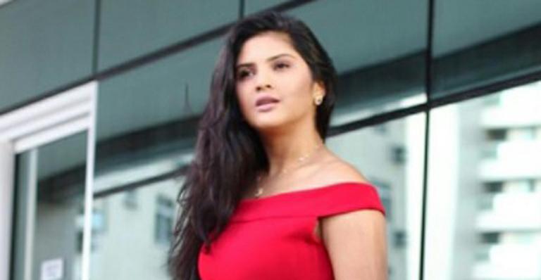 Mileide Mihaile, ex-mulher de Safadão, esbanja sensualidade com lingerie preta na cama