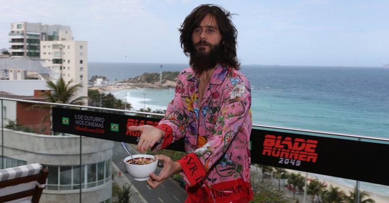Comendo açaí, Jared Leto divulga novo ‘Blade Runner’ no Rio