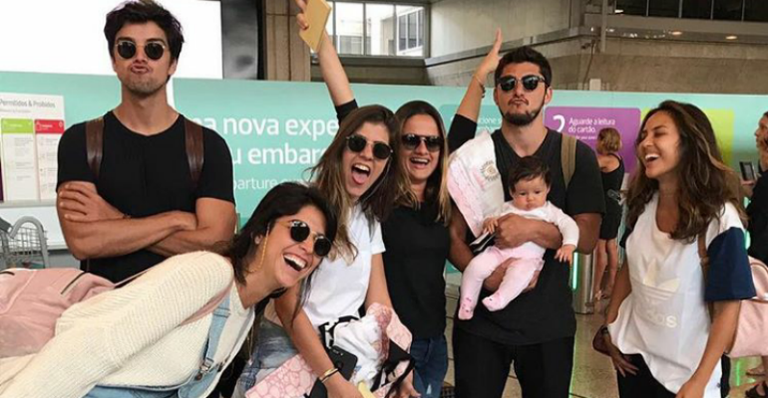 Yanna Lavigne e Bruno Gissoni levam a filha à Itália