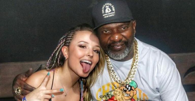 Larissa Manoela se diverte com Mr. Catra em festa na Bahia: “O papai chegou”
