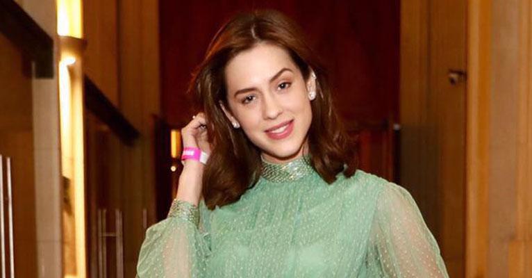 Sophia Abrahão usa joias da Tiffany avaliadas em 1 milhão de reais em premiação em São Paulo