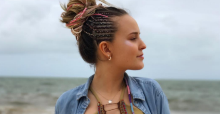 Larissa Manoela deixa barriguinha à mostra na Bahia