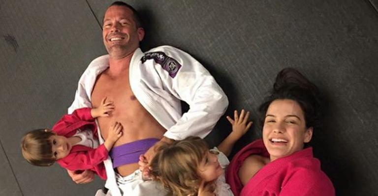 Malvino Salvador e Kyra Gracie se divertem com as filhas em treino de jiu-jitsu