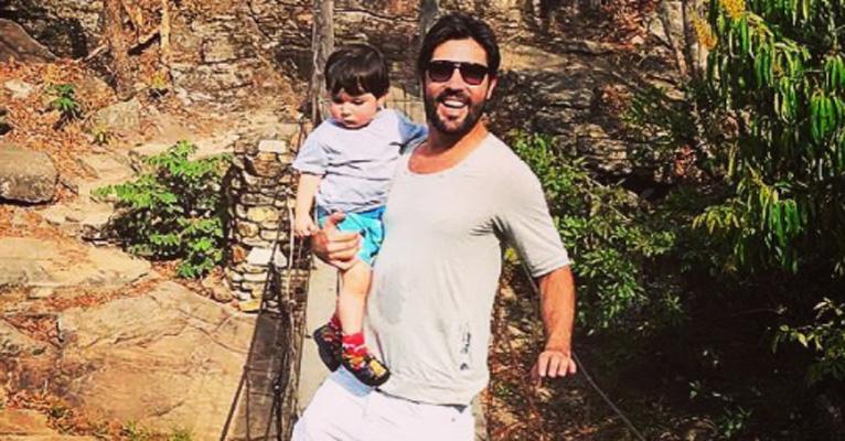 Em rara aparição, Sandro Pedroso aproveita cachoeira com o filho: “Só agradeço a Deus”