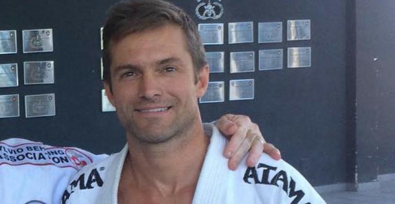 Claudio Heinrich faz rara aparição ao lado do irmão em foto na academia