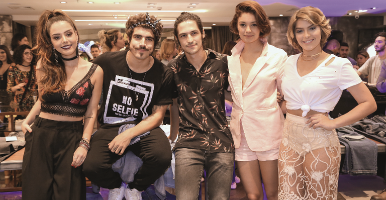 Jovens estrelas se unem em encontro de moda