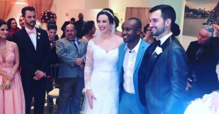 Thiaguinho invade casamento e emociona os noivos