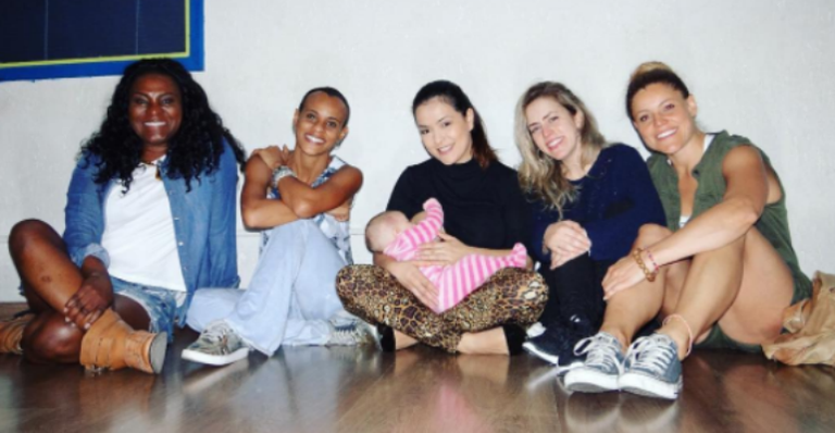 Sexta integrante! Li Martins amamenta Antonella em ensaio do Rouge