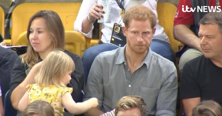 Garotinha rouba pipoca do Príncipe Harry e ele reage de forma fofa; confira!