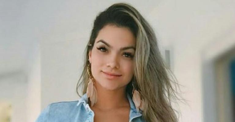Kelly Key posa com a blusa aberta, exibe decotão e surpreende fãs: “A mulher tem 3 filhos”