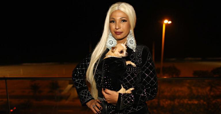Com peruca platinada e cãozinho, Valesca grava novo clipe em hotel